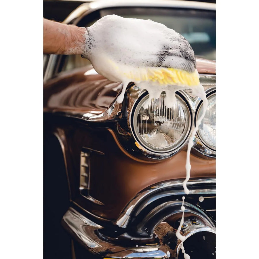 Autoshampoo Meguiars Wash Wax Anwendung Auto Lack
Auto Shampoo Glanz Schutz Wasser perlt ab Ergebnis
Meguiars Wash and Wax Fahrzeugwäsche Anwendung Detail
Autopflege Shampoo Lackpflege Ergebnis glänzend