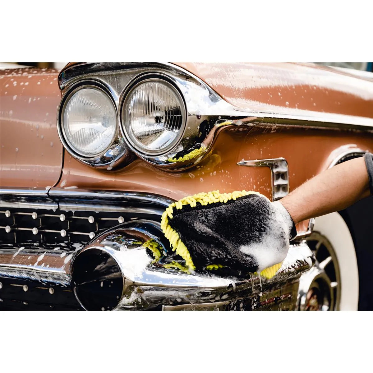 Autoshampoo Meguiars Wash Wax Anwendung Auto Lack
Auto Shampoo Glanz Schutz Wasser perlt ab Ergebnis
Meguiars Wash and Wax Fahrzeugwäsche Anwendung Detail
Autopflege Shampoo Lackpflege Ergebnis glänzend